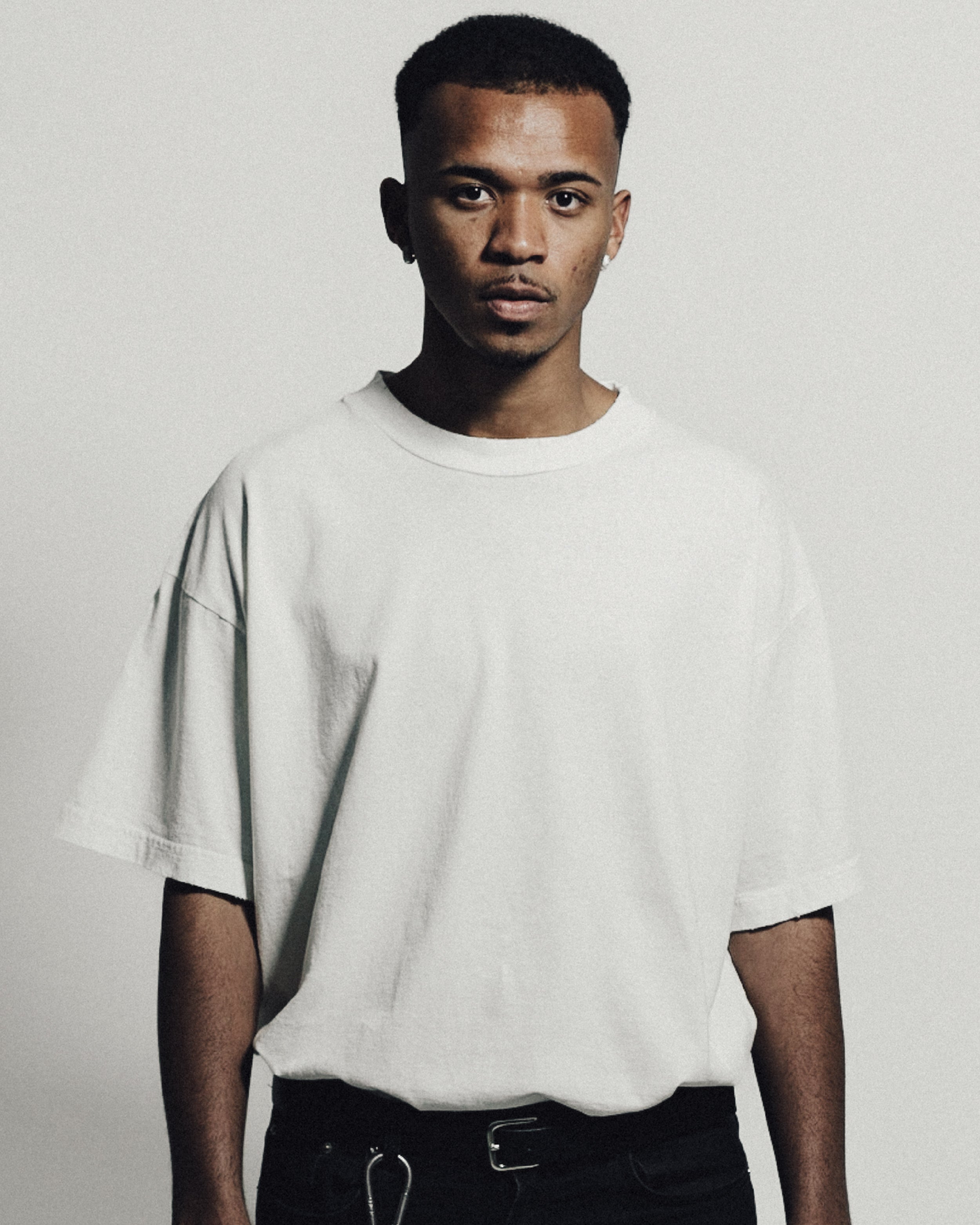 BLANK Camiseta ALLGLORY Off-White Destroyed MODELO FRENTE